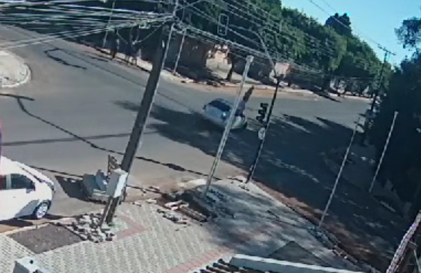Imagens fortes: Idoso é atropelado e arrastado por carro no Bairro Maria Luiza