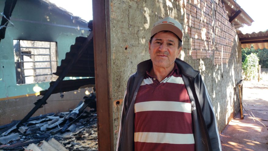 “Deus vai abençoar e vai ajudar a levantar novamente”, afirma cascavelense que teve casa destruída em incêndio