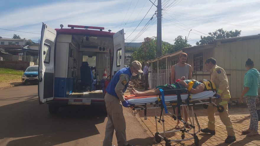 Vítima de queda de plano elevado é socorrida no Bairro XIV de Novembro