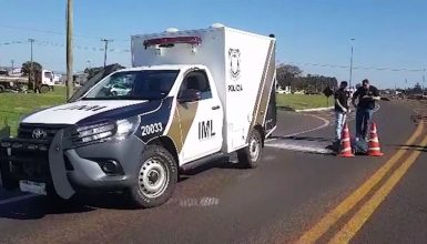 Imagem referente a Casal morre após carro invadir pista contrária e bater em caminhão