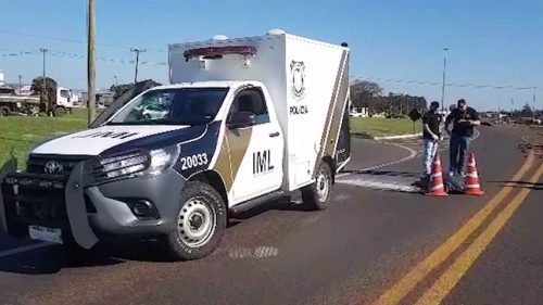 Imagem referente a Casal morre após carro invadir pista contrária e bater em caminhão