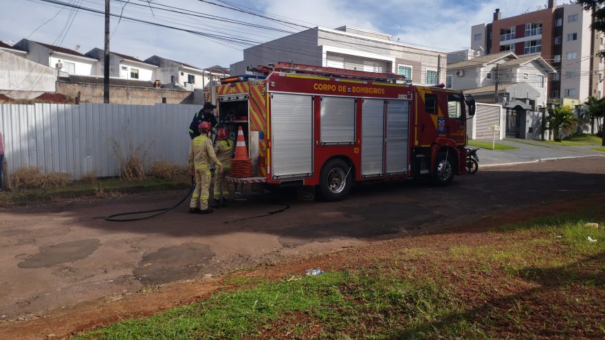 Corpo de Bombeiros combate incêndio no bairro Cancelli