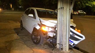 Onix atinge poste após se envolver em acidente com SpaceFox no Centro