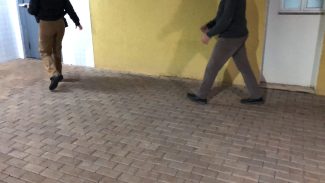 Condutor de Onix que provocou acidente e bateu em poste é preso pela PM após recusar bafômetro