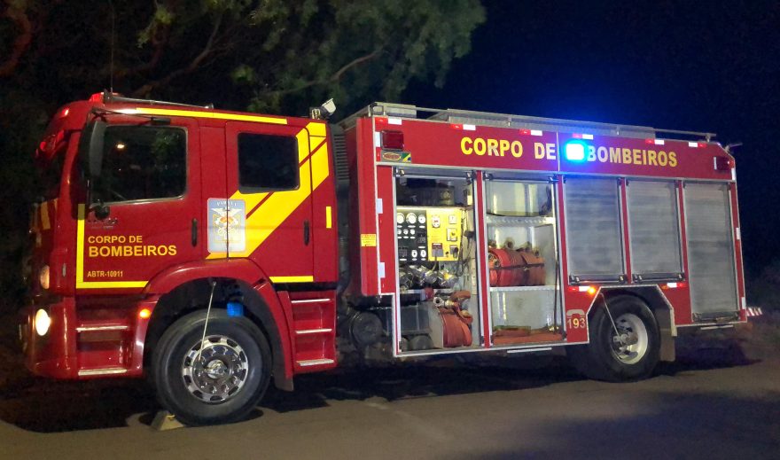 Bombeiros combatem incêndio no bairro Guarujá