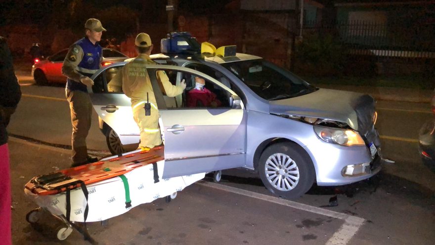Acidente entre três carros deixa vítima ferida na Avenida das Pombas