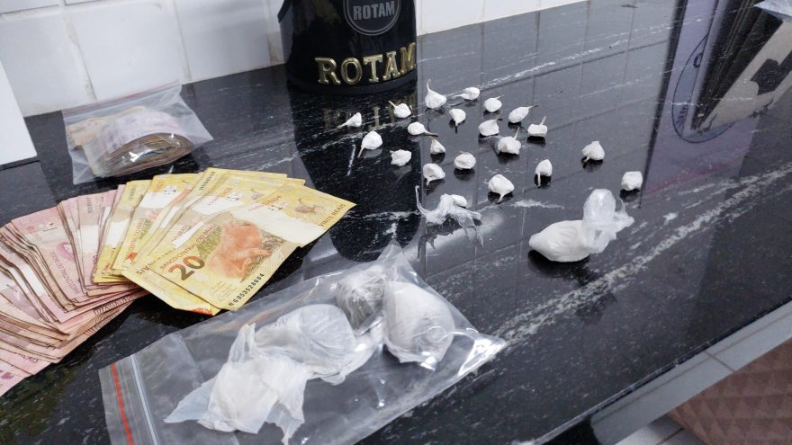 Família do tráfico: mãe e filho são presos pela PM com várias porções de cocaína e maconha