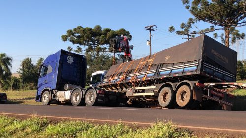 Carreta tomba em acidente na rodovia BR-163, em Cascavel Imagem referente a Carreta tomba em acidente na rodovia BR-163, em Cascavel