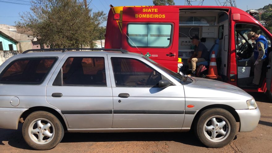 Casal é atendido pelo Siate após colisão entre Escort e moto no Periolo