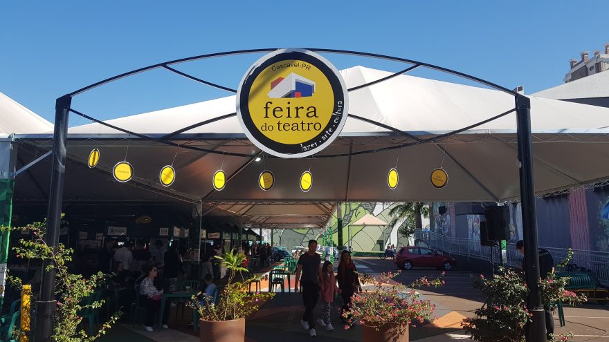 Não sabe onde almoçar no domingão? A Feira do Teatro é uma ótima opção!