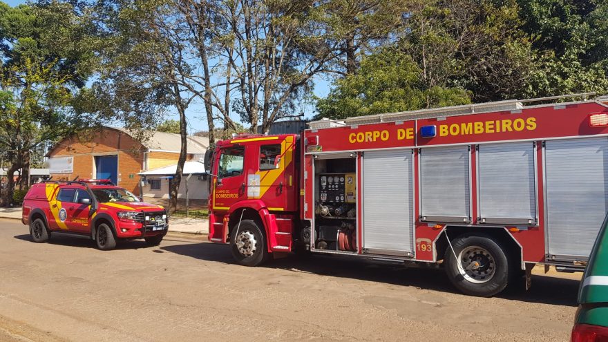 Corpo de Bombeiros é mobilizado para apagar incêndio no Bairro Pioneiros Catarinenses