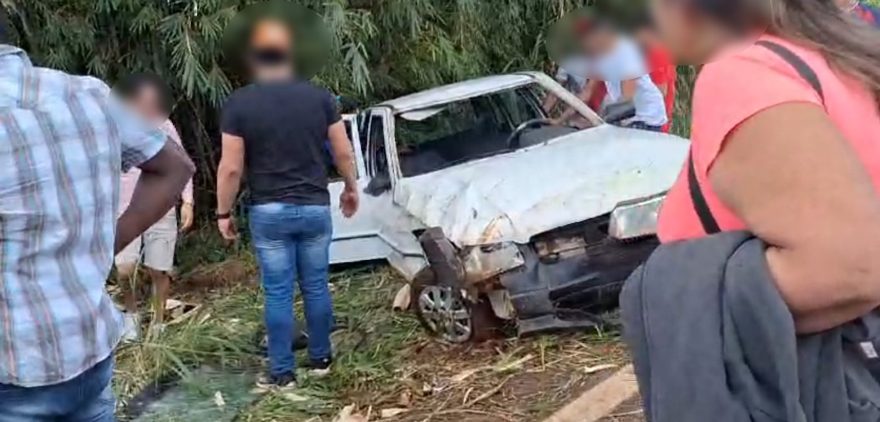 Três pessoas ficam feridas em capotamento na PR-180 em Cascavel
