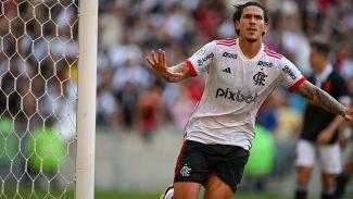 Flamengo aplica 6 a 1 no Vasco e vira líder provisório do Brasileirão