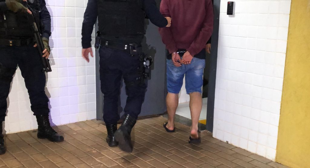Após romper tornozeleira, homem ameaça ex e provoca danos em residência