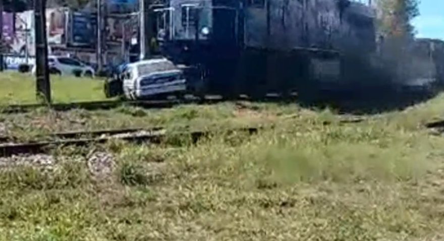 Impressionante: Vídeo mostra carro sendo arrastado por trem no Paraná