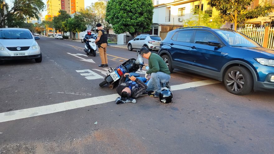 Motociclista sofre queda após colisão com carro no cruzamento das ruas Presente Kennedy e Bernardes