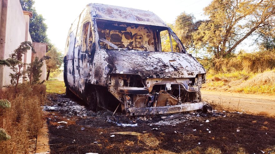 Van é encontrada incendiada na Rua Lagoa da Mangabeira, no Lago Azul