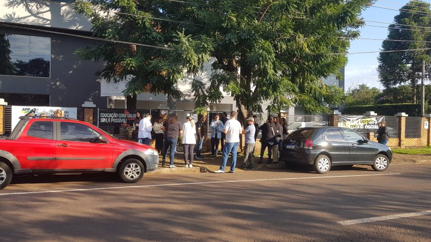 Contra a privatização das escolas, professores iniciam greve em Cascavel