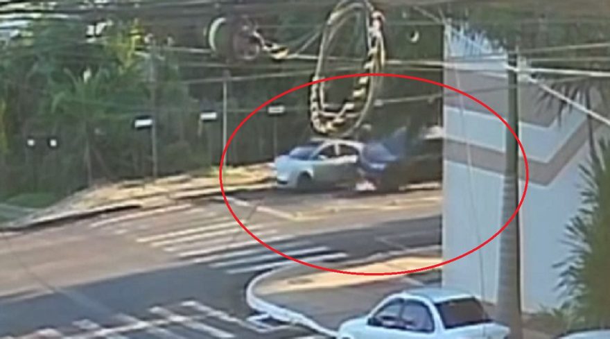 Veja momento que motorista atinge C4 estacionado para não atropelar gato