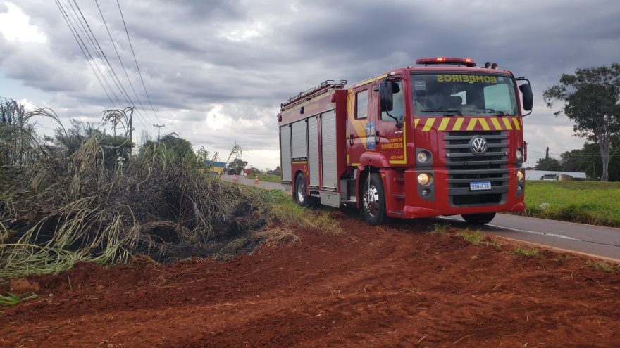 Corpo de Bombeiros combate grande incêndio em vegetação às margens da PRc-467 em Cascavel