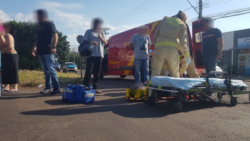 Motociclista fica ferido após forte colisão entre Duster e Suzuki no Parque São Paulo