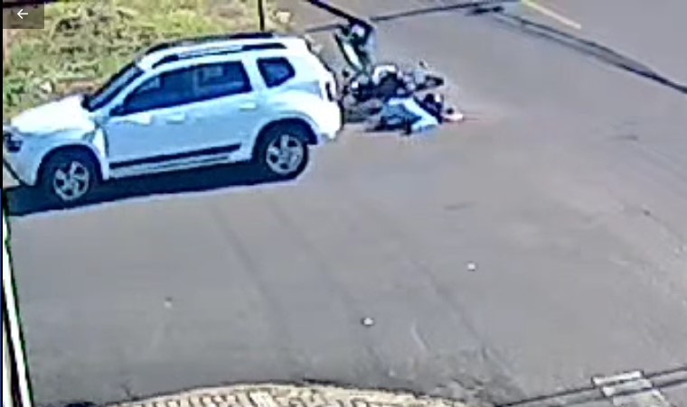 Câmera flagra violenta colisão entre motocicleta e Duster no Bairro Parque São Paulo
