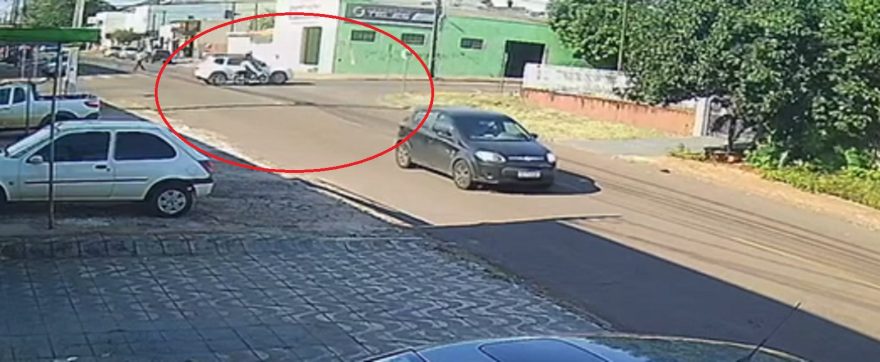 Por outro ângulo: Câmera flagra colisão entre moto e Duster no Parque São Paulo