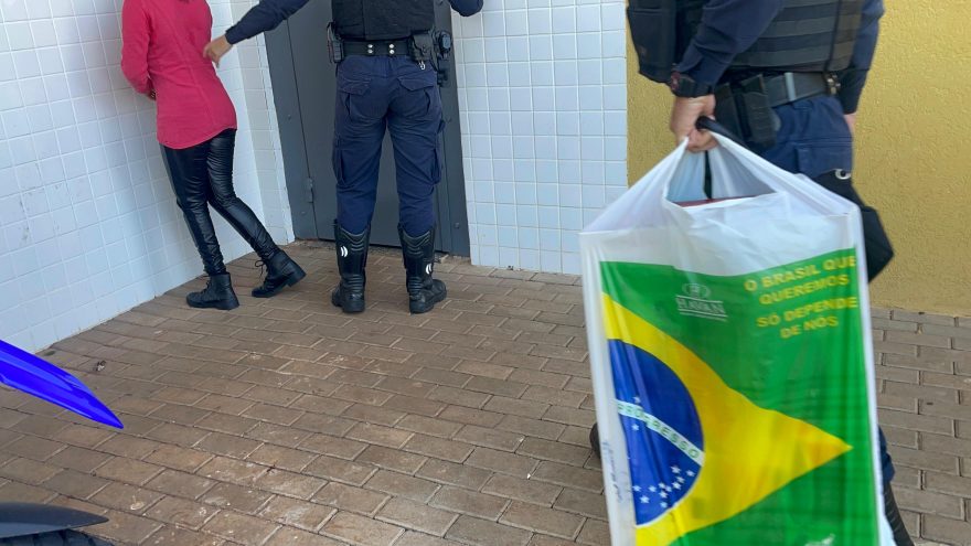 Renovação de guarda-roupa frustrada: Mulher é detida ao tentar furtar roupas R$ 650,00 em roupas