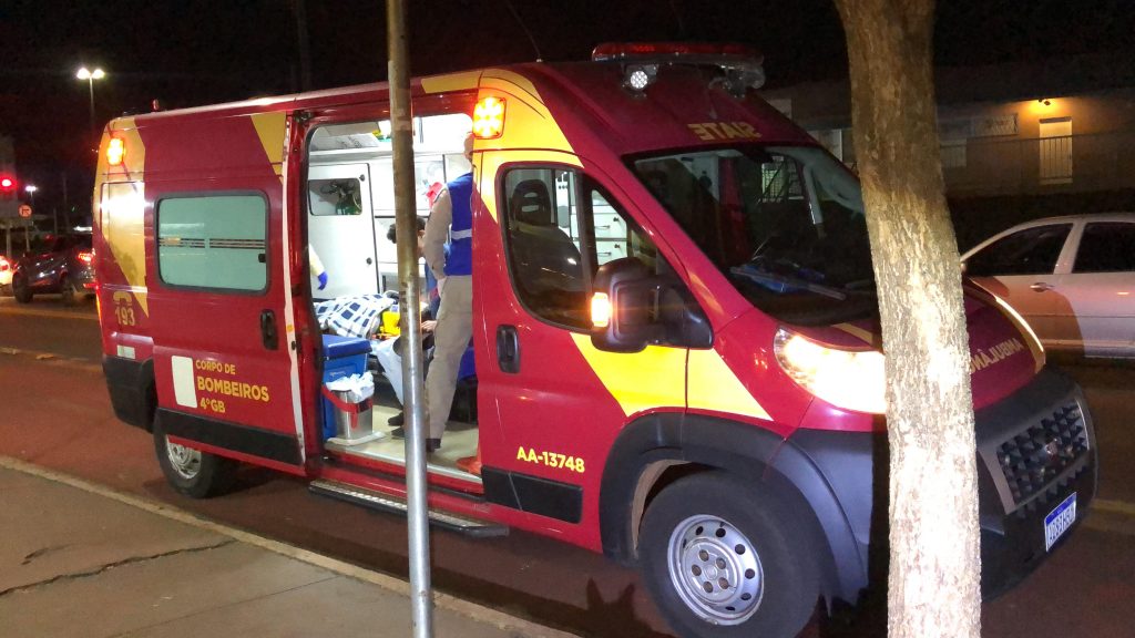 Dois jovens ficam feridos em acidente na Avenida Tito Muffato