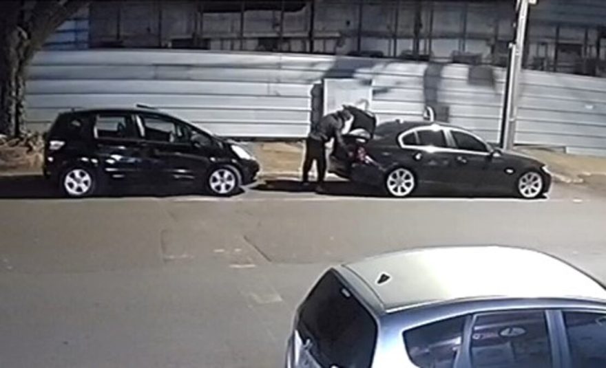 Câmera de segurança registra furto de skate elétrico no Centro