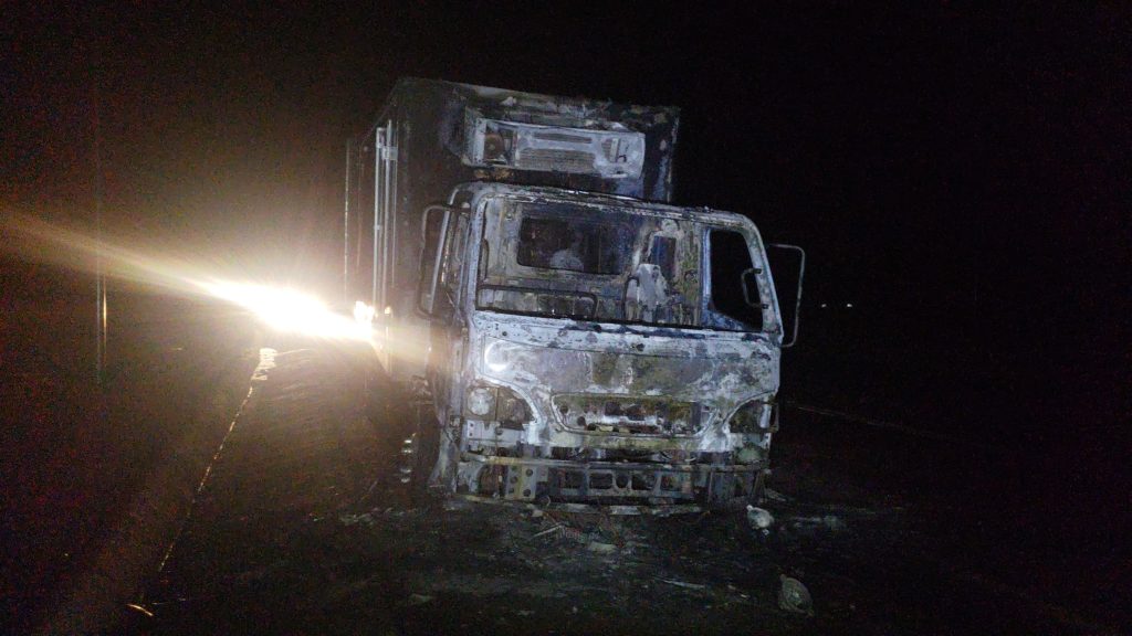 Caminhão fica destruído após incêndio gerado por curto-circuito em Cascavel