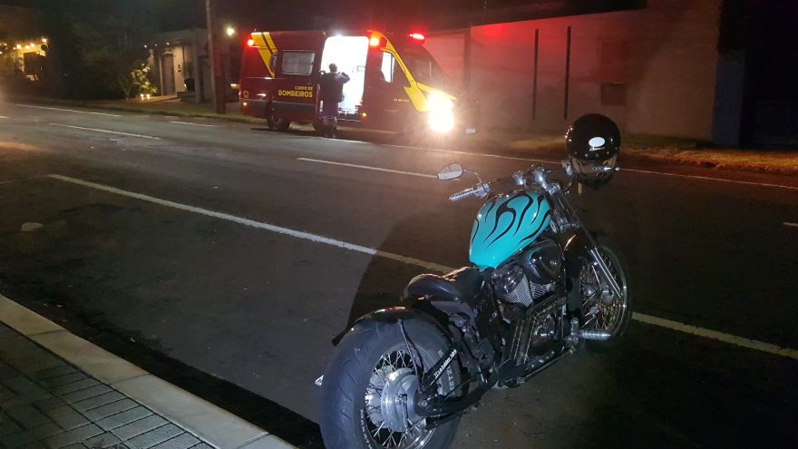 Mulher fica ferida ao cair de moto na Rua Castro Alves