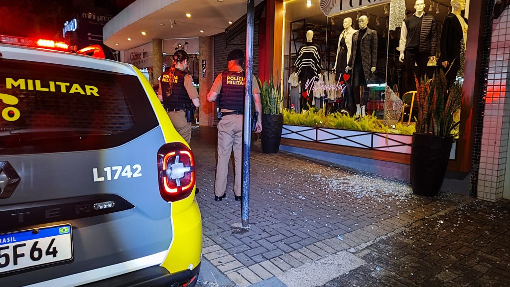 Loja de roupas tem vitrine estourada em arrombamento no centro de Cascavel