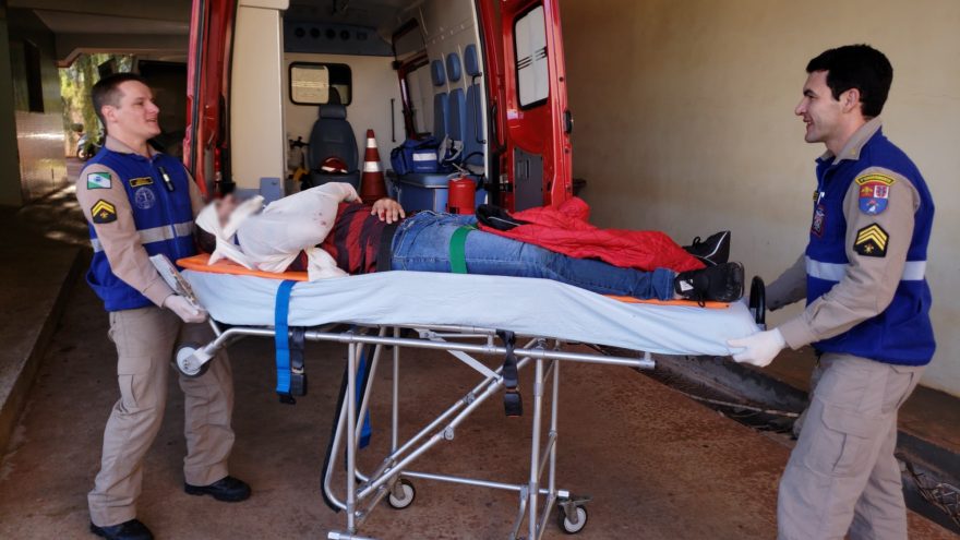 Vítima é socorrida pelo Siate após acidente na BR-277, em Cascavel