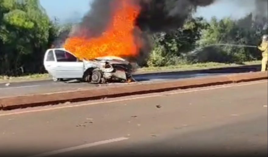 Carro pega fogo após colisão na BR-369: Motorista fica gravemente ferida