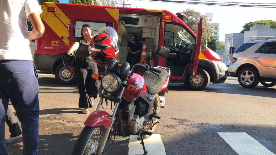 Colisão entre motos deixa duas pessoas feridas na Rua Minas Gerais, no Centro