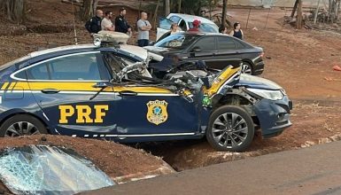 Imagem referente a Carreta tomba em cima de viatura da PRF e policial que atuou em Cascavel morre esmagado