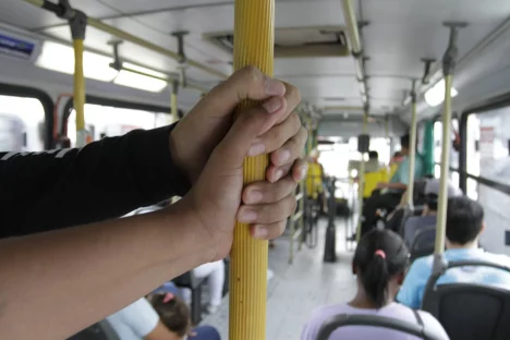 Polícia prende homem em flagrante por importunação sexual dentro de transporte coletivo Imagem referente a Polícia prende homem em flagrante por importunação sexual dentro de transporte coletivo