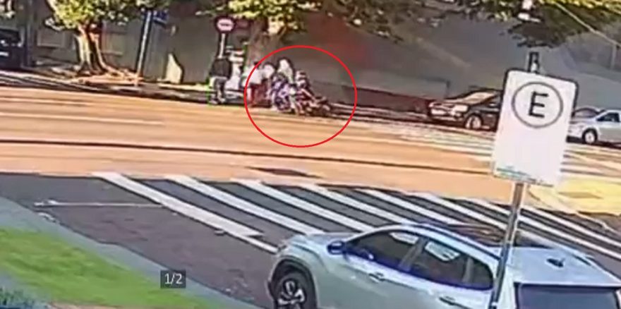 Câmera flagra colisão entre motos na Rua Minas Gerais