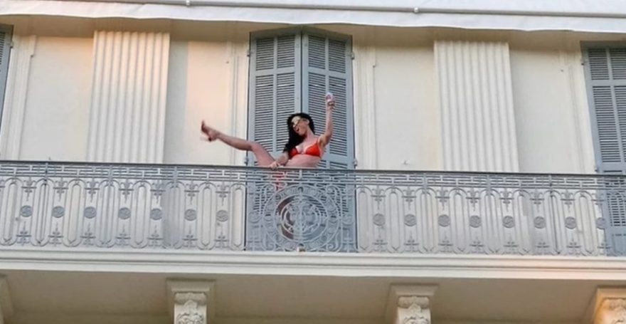 Katy Perry dança de salto e biquíni em varanda de hotel