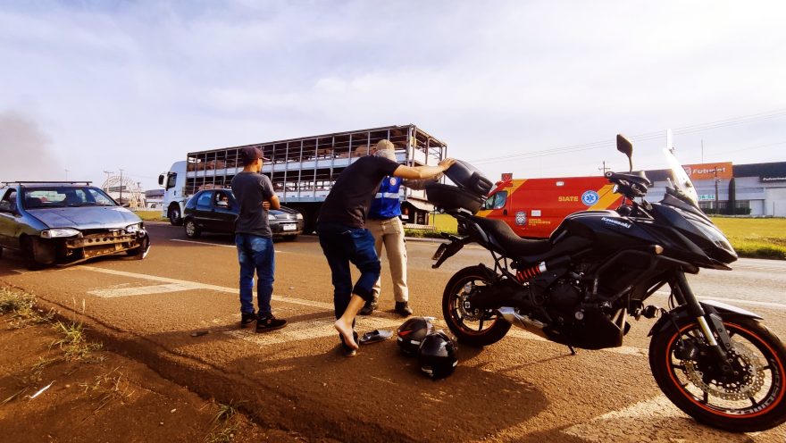 Duas pessoas ficam feridas após colisão entre carro e moto na rodovia BR-369