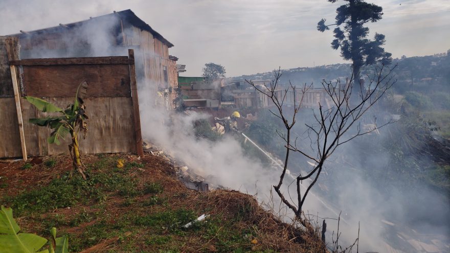 Incêndio ameaça estrutura de casinhas no Bairro Cascavel Velho