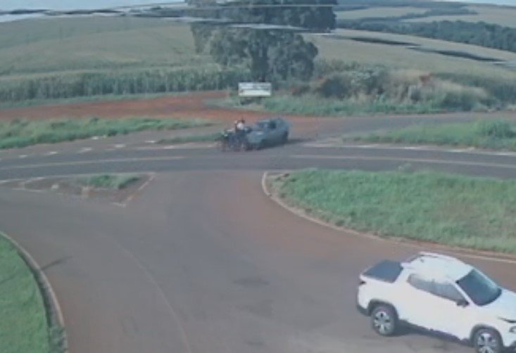 Vídeo mostra Palio atravessando Trevo e quebrando tornozelo de motociclistas