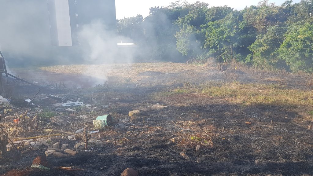 Incêndio em terreno é registrado na Rua Sete de Setembro