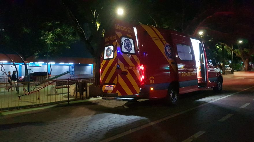 Homem é socorrido pelos Bombeiros após queda de bike em ciclovia na Avenida Brasil