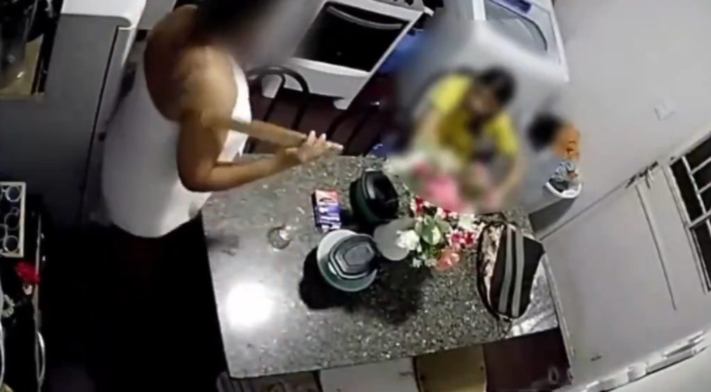 Crueldade: Madrasta é flagrada espancando a própria enteada; veja vídeo!