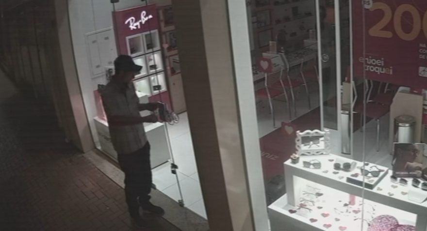 Câmera flagra tentativa de arrombamento em ótica no Centro