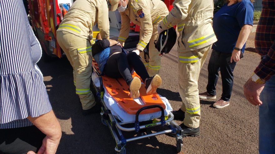 Bombeiros são acionados para resgatarem ciclista atingida por carro no Pioneiros Catarinenses