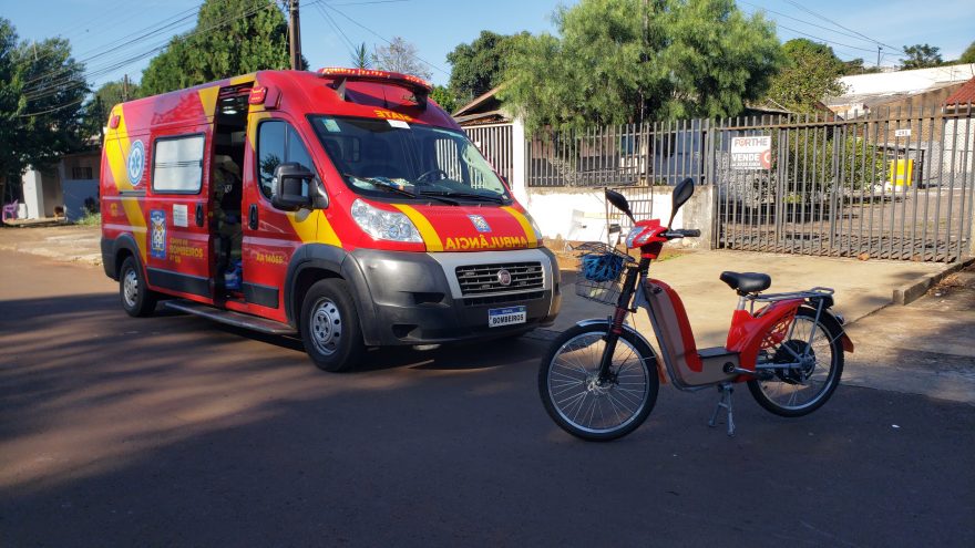 Idosa cai de bicicleta elétrica na Rua Goiás