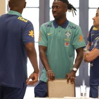 Imagem referente a Vini Jr, Militão e Rodrygo se apresentam à seleção brasileira nos EUA